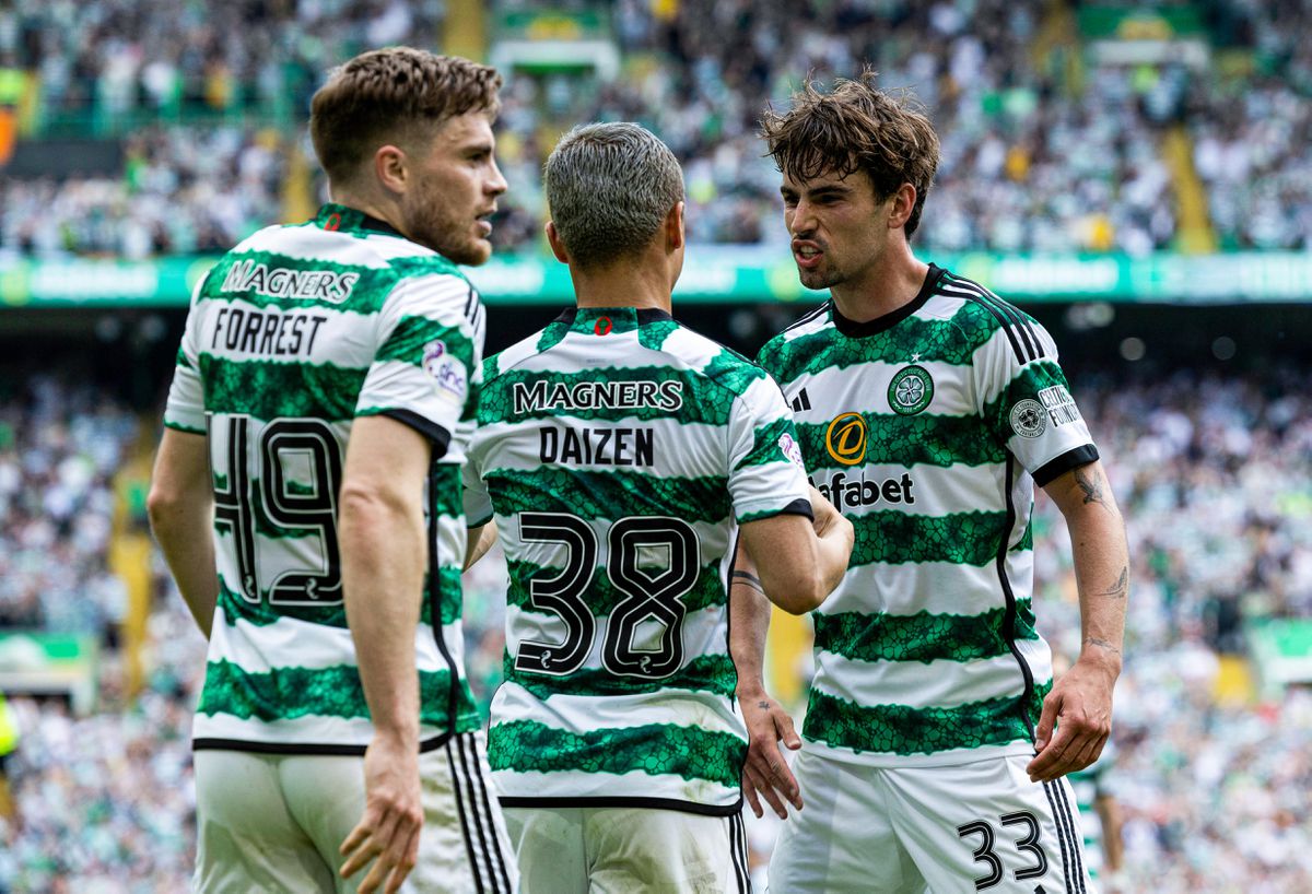 Celtic zet belangrijke stap richting nieuwe Schotse titel na donkerrode kaart van Rangers-speler in Old Firm