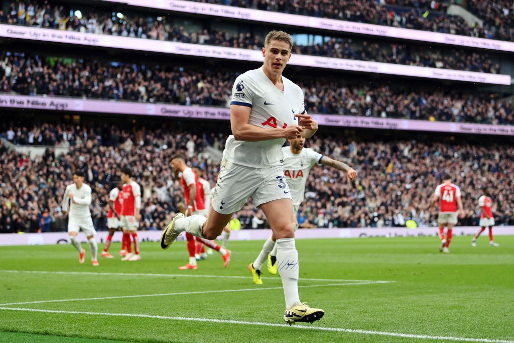 Speler van het jaar Micky van de Ven schiet Tottenham Hotspur naar een late overwinning