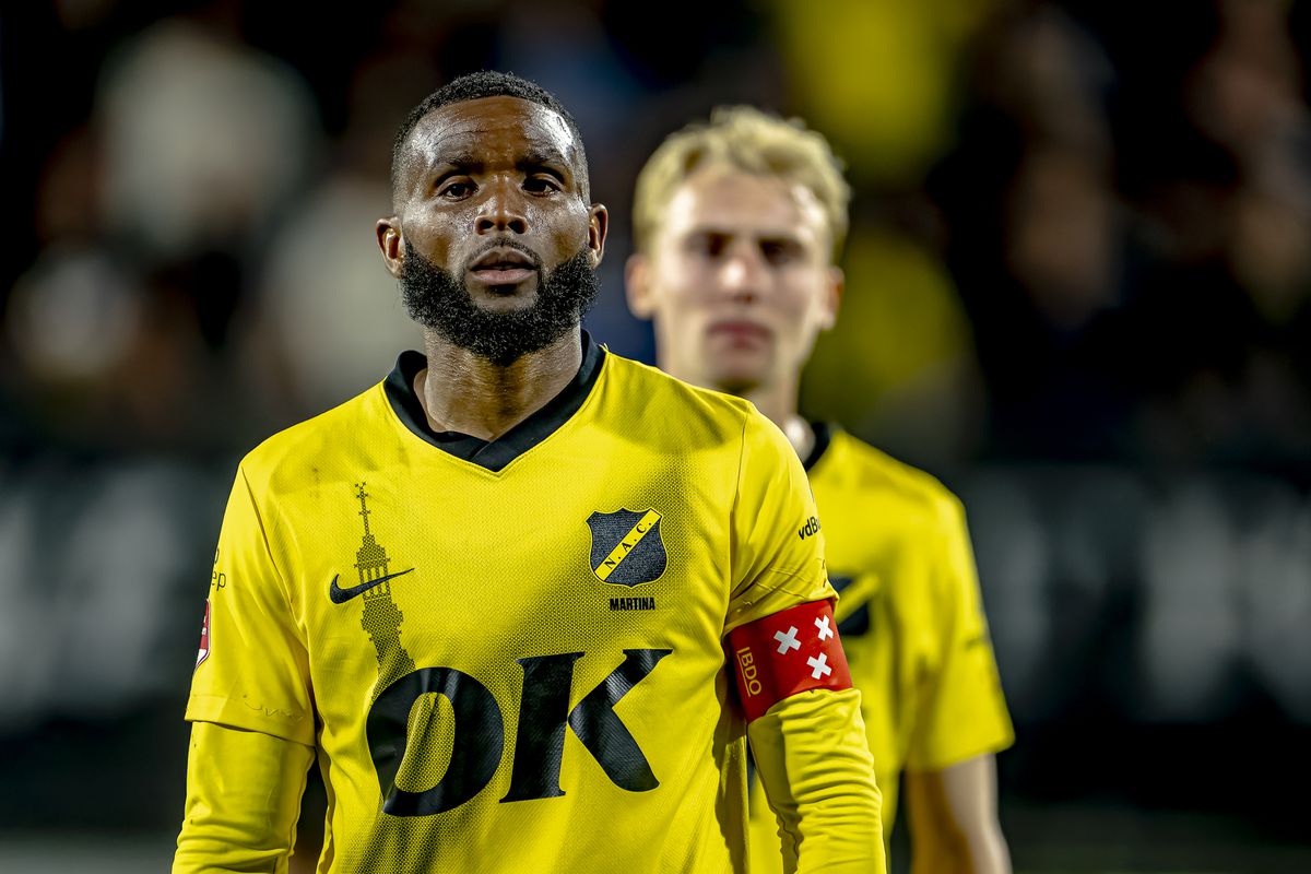 Bizar incident: 'NAC-aanvoerder Cuco Martina moet losgeslagen clubicoon John Karelse bedaren'