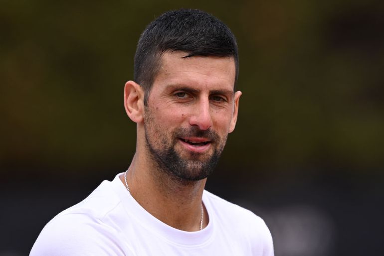 Novak Djokovic ongedeerd na ongeluk met drinkfles: 'Ik voel me prima'