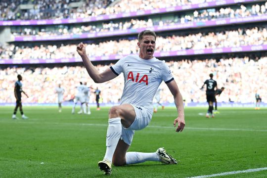 Micky van de Ven schiet Tottenham Hotspur naar overwinning tegen Burnley