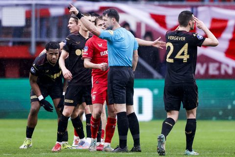 Hinderlijk buitenspel of niet? Arbiter haalt grensrechter naar VAR-scherm voor hulp