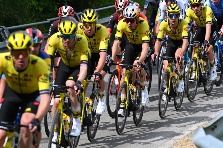 Flinke off-day voor Wout van Aert in Giro d'Italia: 'Hopelijk wordt het nu beter'