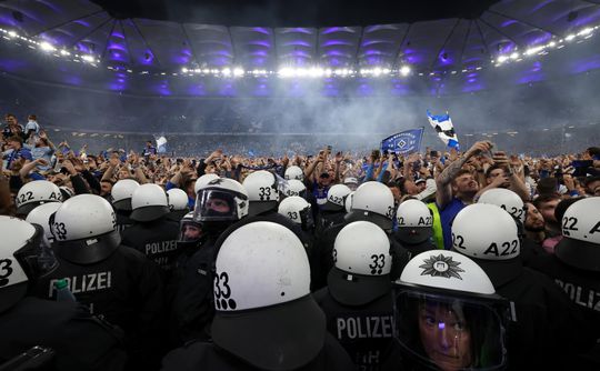 Nederlander zorgt voor euforie én chaos bij promotie HSV: zwaargewonden na veldbestorming in Hamburg