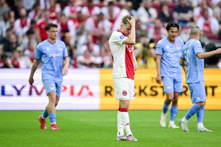 Rampzalig Ajax ziet feestdag eindigen in nachtmerrie, titelstrijd met PSV volledig open na historische zeperd