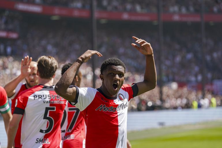 LIVE Eredivisie | Feyenoord lijkt titelrace al te beslissen: Givairo Read maakt 2-0 tegen stuntelend PSV