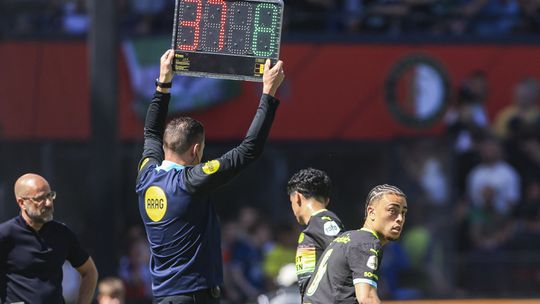 Zéér pijnlijke ingreep bij PSV na hopeloze start tegen Feyenoord: schlemiel uit zijn lijden verlost
