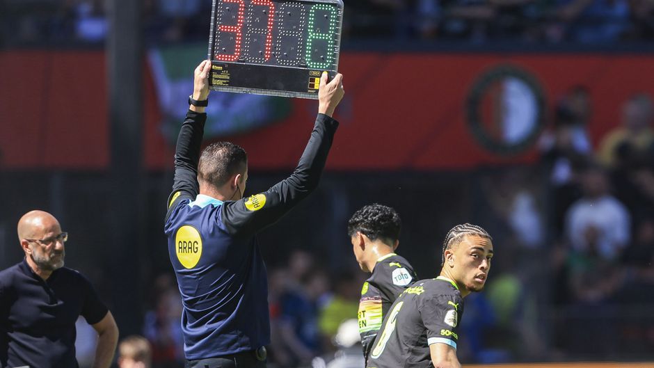 Zéér pijnlijke ingreep bij PSV na hopeloze start tegen Feyenoord: schlemiel uit zijn lijden verlost