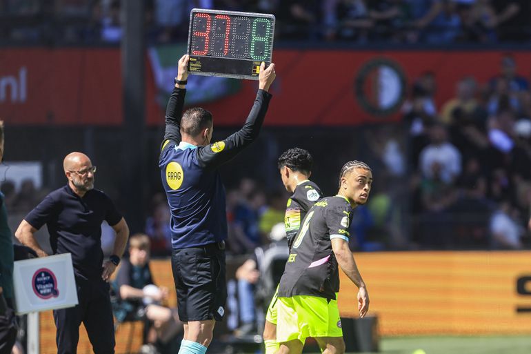 Zéér pijnlijke ingreep bij PSV na hopeloze start tegen Feyenoord: schlemiel uit zijn lijden verlost
