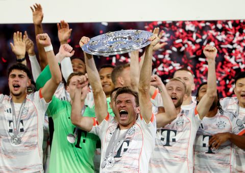 Bayern München neemt afscheid van clubicoon Thomas Müller, maar zijn vrouw schittert door afwezigheid