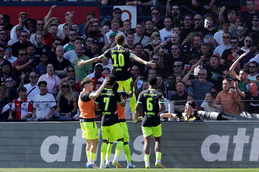 Veelbesproken Noa Lang had onderonsje met Danny Makkelie na heftige spreekkoren bij Feyenoord: 'Dat zei ik tegen hem'