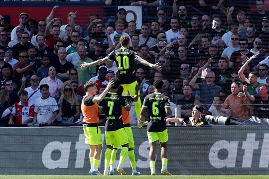 Veelbesproken Noa Lang had onderonsje met Danny Makkelie na heftige spreekkoren bij Feyenoord: 'Dat zei ik tegen hem'