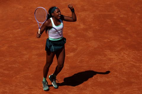 Coco Gauff komt met de schrik vrij na 'bizarre wedstrijd': 'Het waaide, er vlogen vliegtuigen over, telefoons gingen af'