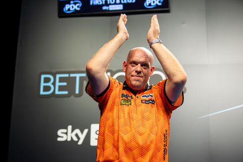 Topdarter Michael van Gerwen keert terug op speciaal toernooi en zorgt meteen voor voordeel Nederland