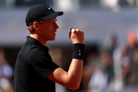 Toptennisser Jannik Sinner hijgt Novak Djokovic in de nek na vernedering voor eigen publiek