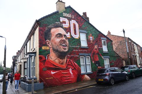Liverpool onthult prachtig gedenkteken voor de overleden Diogo Jota en broer André