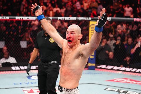 UFC-kampioen toont forse schade aan zijn gezicht na bloederig titelgevecht: 'De beste baan ter wereld'