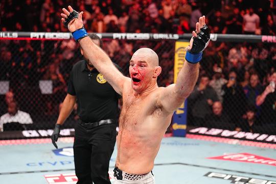 UFC-kampioen toont forse schade aan zijn gezicht na bloederig titelgevecht: 'De beste baan ter wereld'