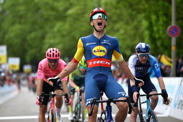 Thibau Nys rekent in de sprint bergop af met zijn concurrentie en wint de derde etappe van de Ronde van Zwitserland