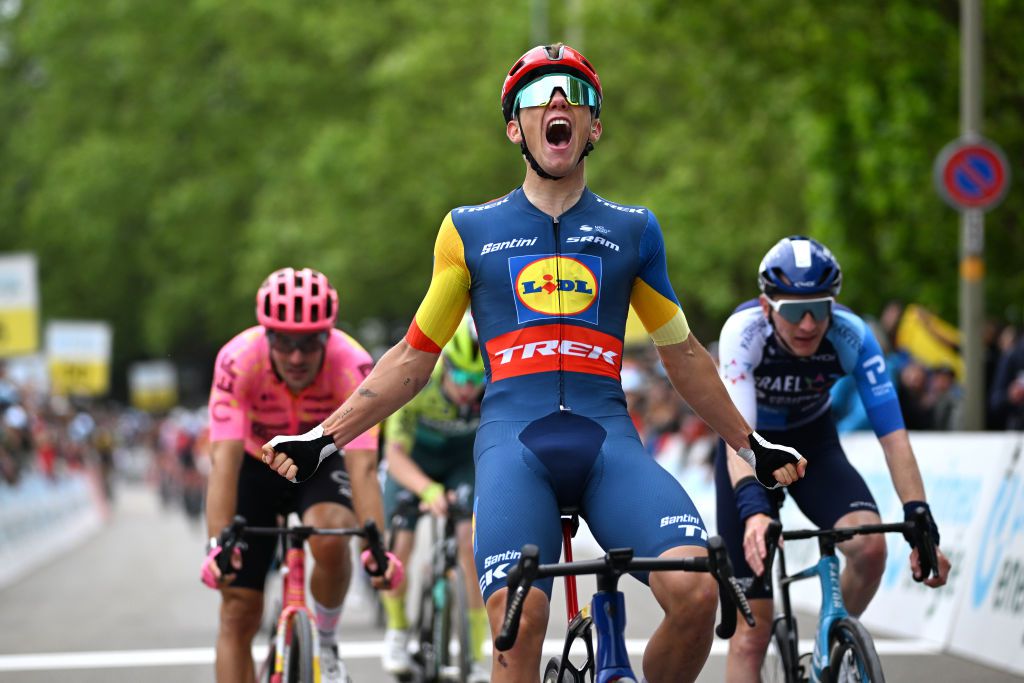 Thibau Nys rekent in de sprint bergop af met zijn concurrentie en wint de derde etappe van de Ronde van Zwitserland