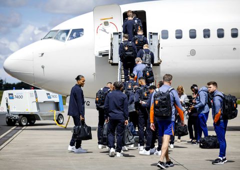 Kritiek op Nederlands elftal vanwege milieuvervuilende vlucht naar Wolfsburg: 'Tijdwinst kan er nauwelijks zijn'