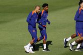 Ian Maatsen snelt naar Duitsland van vakantieadres: vervanger Frenkie de Jong aanwezig bij Oranjetraining in Wolfsburg