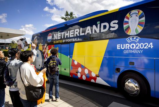 Daar zijn ze: Oranje is aangekomen bij hun luxe hotel in Wolfsburg op jacht naar EK-titel