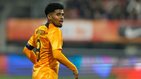 Papa van Ian Maatsen scheurt naar Duitsland om voetbalspullen af te leveren