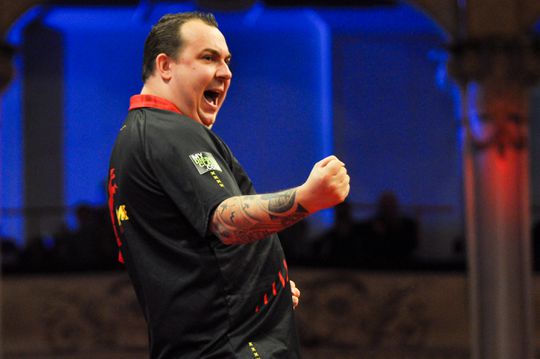 Darter Kim Huybrechts terug aan de oche na gebroken sleutelbeen door 'voetbalaanval'