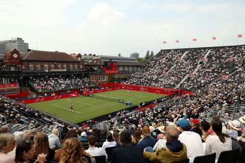 Partij tussen toptennissters stilgelegd na zorgwekkende situatie op tribune: 'We gaan niet verder tot het is opgelost'