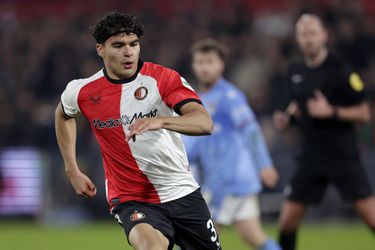 Schokkende beelden van Feyenoord-speler die zich compleet misdraagt: talentvolle spits slaat tegenstander neer