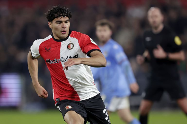 Schokkende beelden van Feyenoord-speler die zich compleet misdraagt: talentvolle spits slaat tegenstander neer