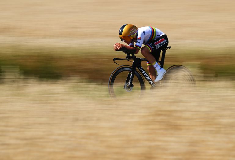 Tadej Pogacar grote verliezer in Dauphiné, Remco Evenepoel wint tijdrit en pakt leiderstrui