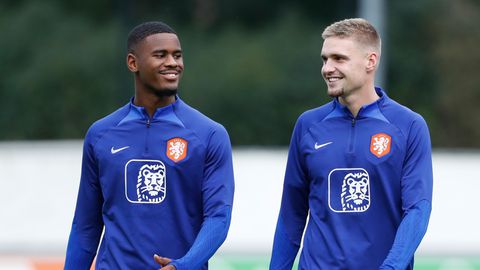 Grote zorgen om topvoetballers Kenneth Taylor en Jorrel Hato van Ajax: 'Ze moeten in bescherming worden genomen'