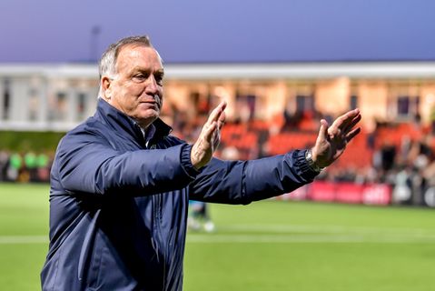 Topcoach Dick Advocaat zorgt met dansje voor hilariteit in tv-programma: 'Het werkt wel'