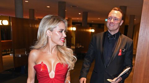 Ex-voetbalvrouw Sylvie Meis zoenend gespot op Ibiza met zoon van 'Duitse playboy'