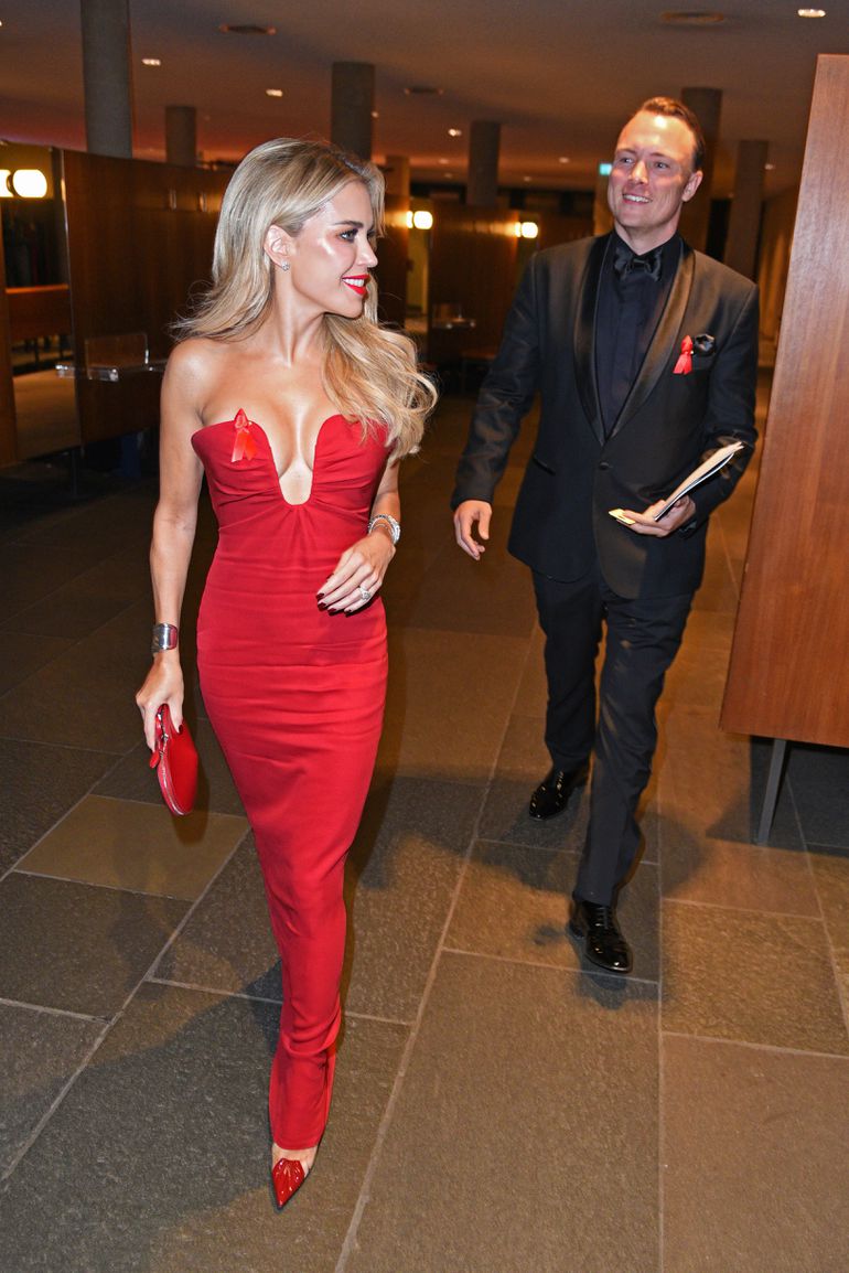 Ex-voetbalvrouw Sylvie Meis zoenend gespot op Ibiza met zoon van 'Duitse playboy'