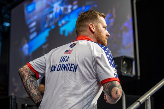 Vrees voor 'mentaal niet fitte' Amerikaanse darter met Nederlandse roots: 'Dat gaat niet goedkomen'