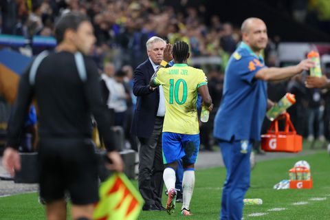 Toptrainer Carlo Ancelotti plaatst zich met Brazilië voor WK 2026, kwartfinalist uit 2010 ook bijna zeker