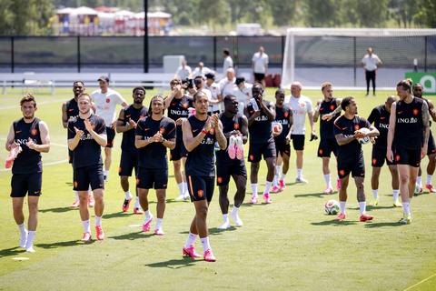 Luxepositie op WK voetbal voor bondscoach Ronald Koeman bij Oranje: ‘Dat is wat het is’