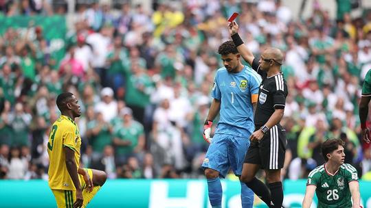 Opmerkelijk moment op WK voetbal: scheidsrechter raakt totaal de kluts kwijt tijdens VAR-ingreep