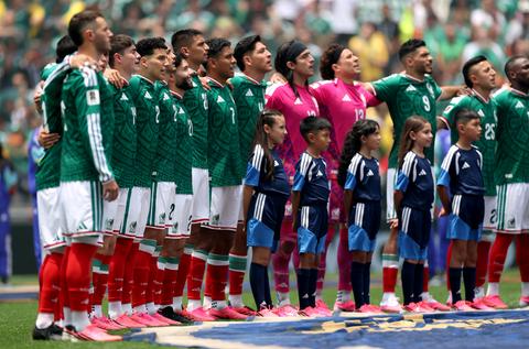 Dit is de reden dat er bij het volkslied van Mexico en Zuid-Afrika ineens 26 spelers op het veld staan
