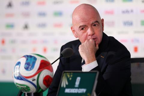 FIFA-voorzitter Gianni Infantino krijgt plots keiharde vraag voorgeschoteld op WK: 'Schaam je je niet?'