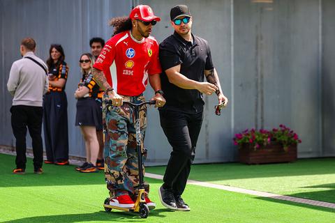 Lewis Hamilton keert met opvallende nieuwe look terug in Formule 1 na bezoek van vriendin Kim Kardashian