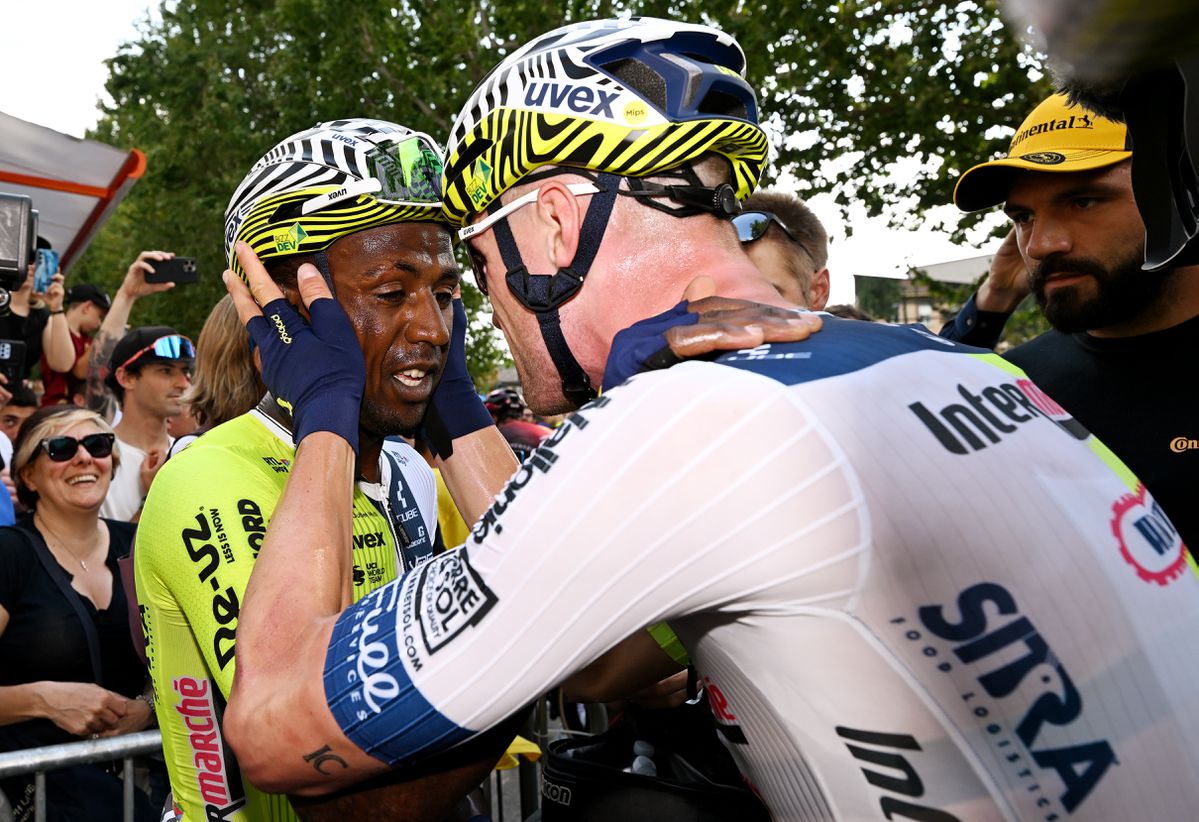 Mike Teunissen kwaad op Tour de France: 'Schandalig, dit roept de organisatie over zichzelf af'