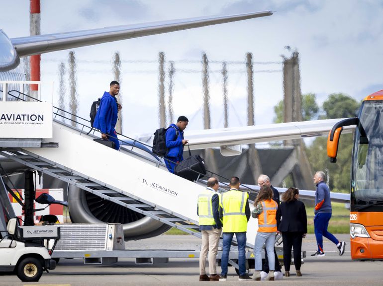 Nederlands elftal op speciaal deel van Schiphol geland: niet alle spelers mee en geen gezwaai naar fans