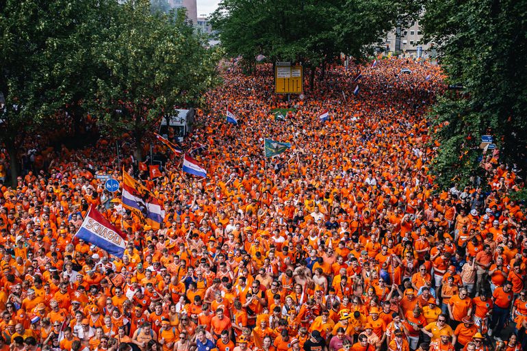 Valentijn Driessen gunt het niemand om in oranjeparade te staan: 'Ze staan eerst tegen een boom te zeiken'