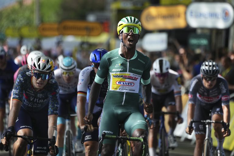 Biniam Girmay is wéér de beste in massasprint Tour, Primoz Roglic verliest door val extra tijd