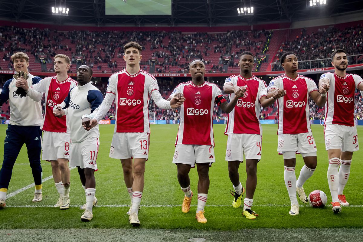 'Ajax moet rekening houden met vertrek verdediger na interesse uit Duitsland'