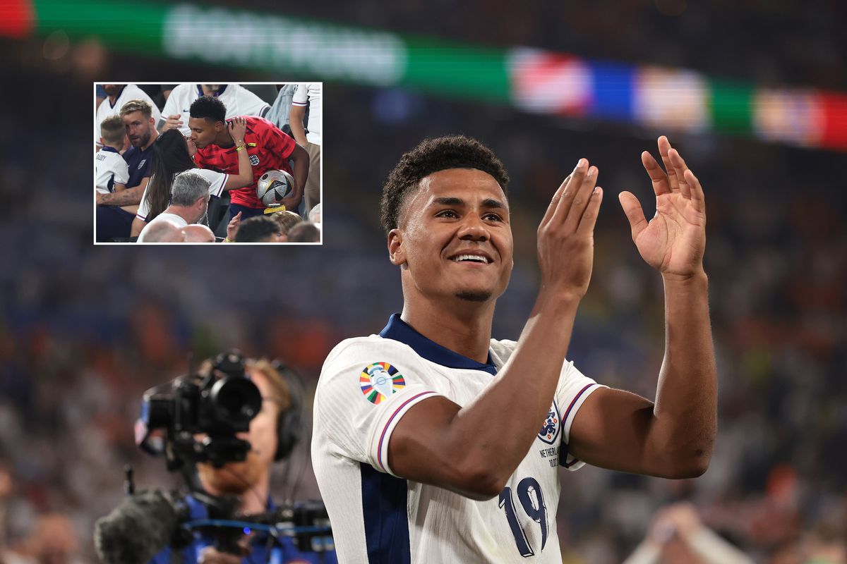 Engelse held Ollie Watkins beleeft intiem moment met vriendin na goal tegen Oranje